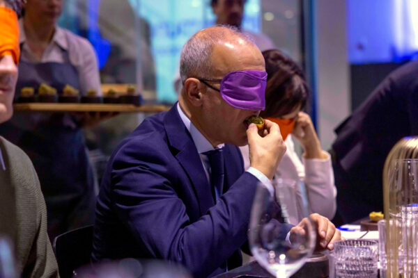 Experiencia sensorial a ciegas para team building de empresas en Madrid